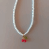 Collar de perlas con cereza