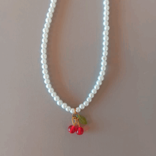 Collar de perlas con cereza