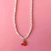 Collar de perlas con cereza