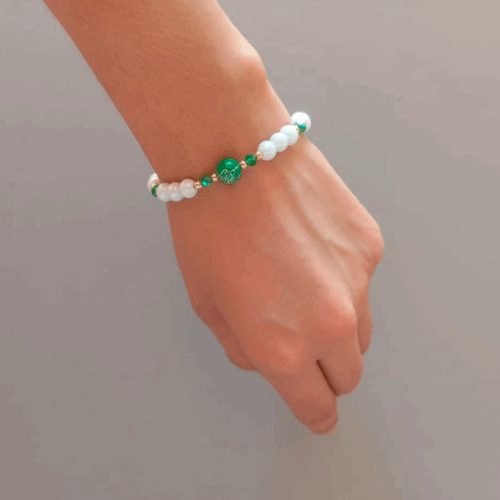 Capa 33 Pulsera de cuentas blancas y verdes