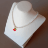 Collar de perlas con cereza