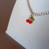Collar de perlas con cereza