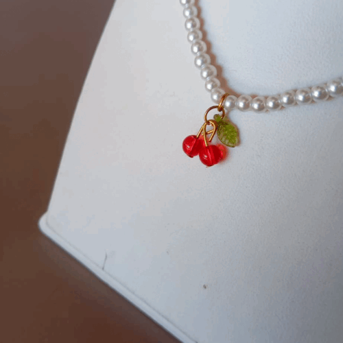 Collar de perlas con cereza